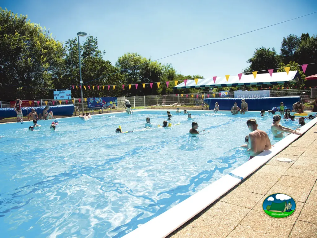 piscina con bañistas