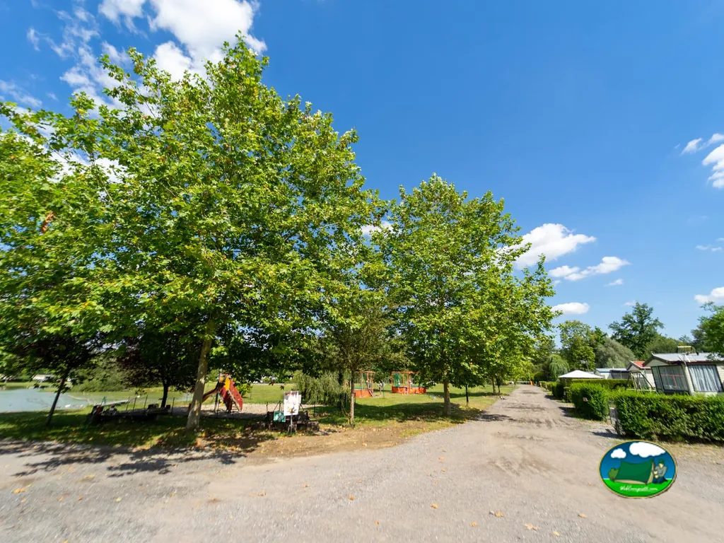Parque infantil junto al lago