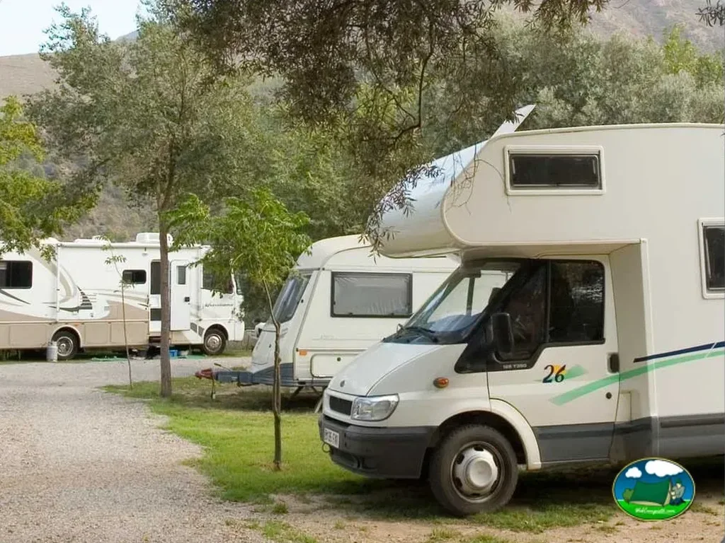 Mobil-home en parcela arbolada con montaña del Camping Orgiva, Órgiva (Granada)