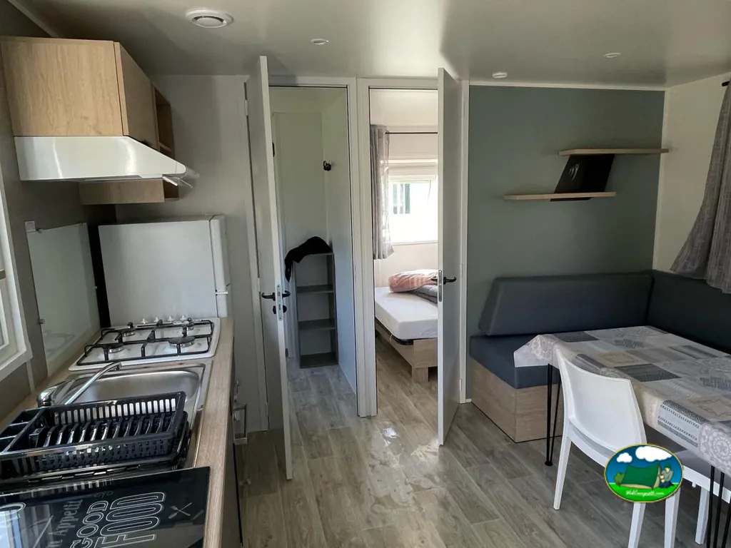 Interior de alojamiento con cocina de Camping du Pont Lauguère, Laruns