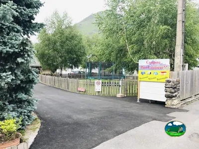Entrada arbolada de Camping du Pont Lauguère, Laruns