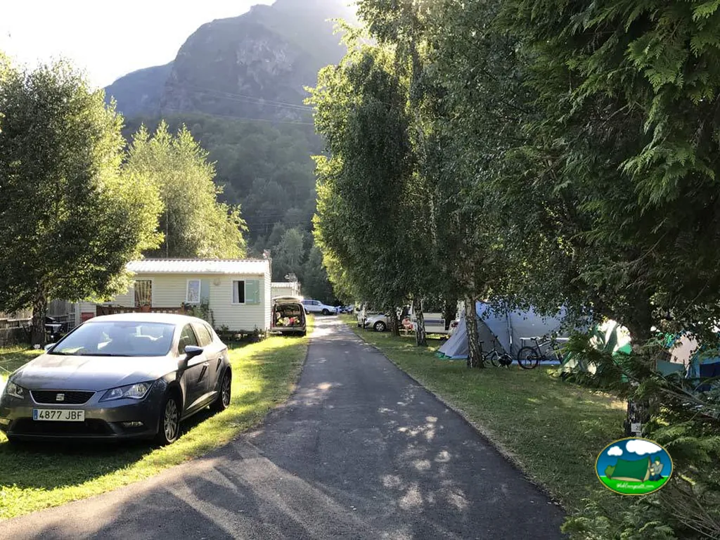 Parcelas con caravanas de Camping du Pont Lauguère, Laruns