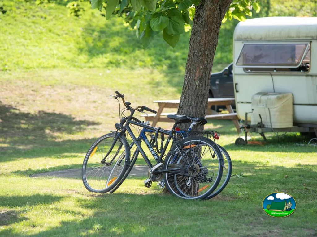 parcela con bicicletas y caravana