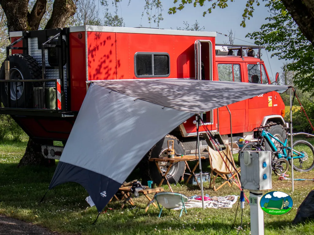 Parcela con autocaravana