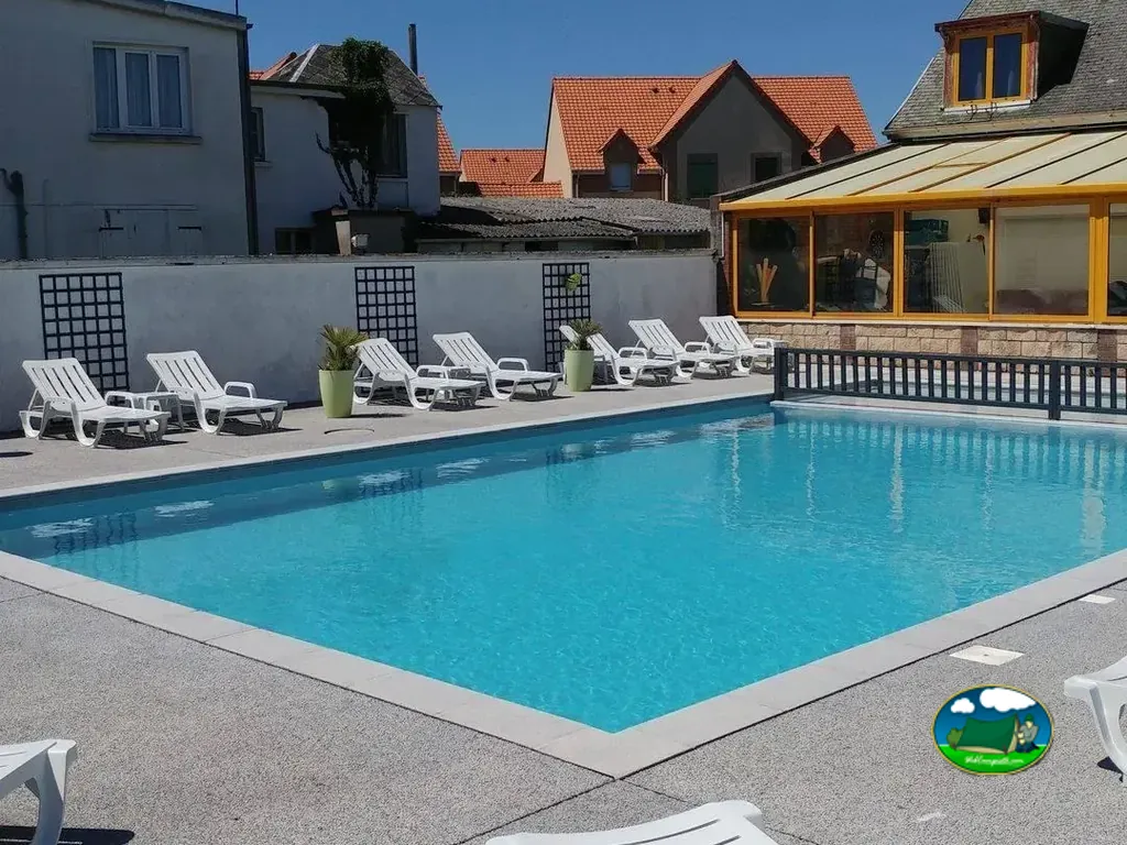 Piscina exterior con tumbonas