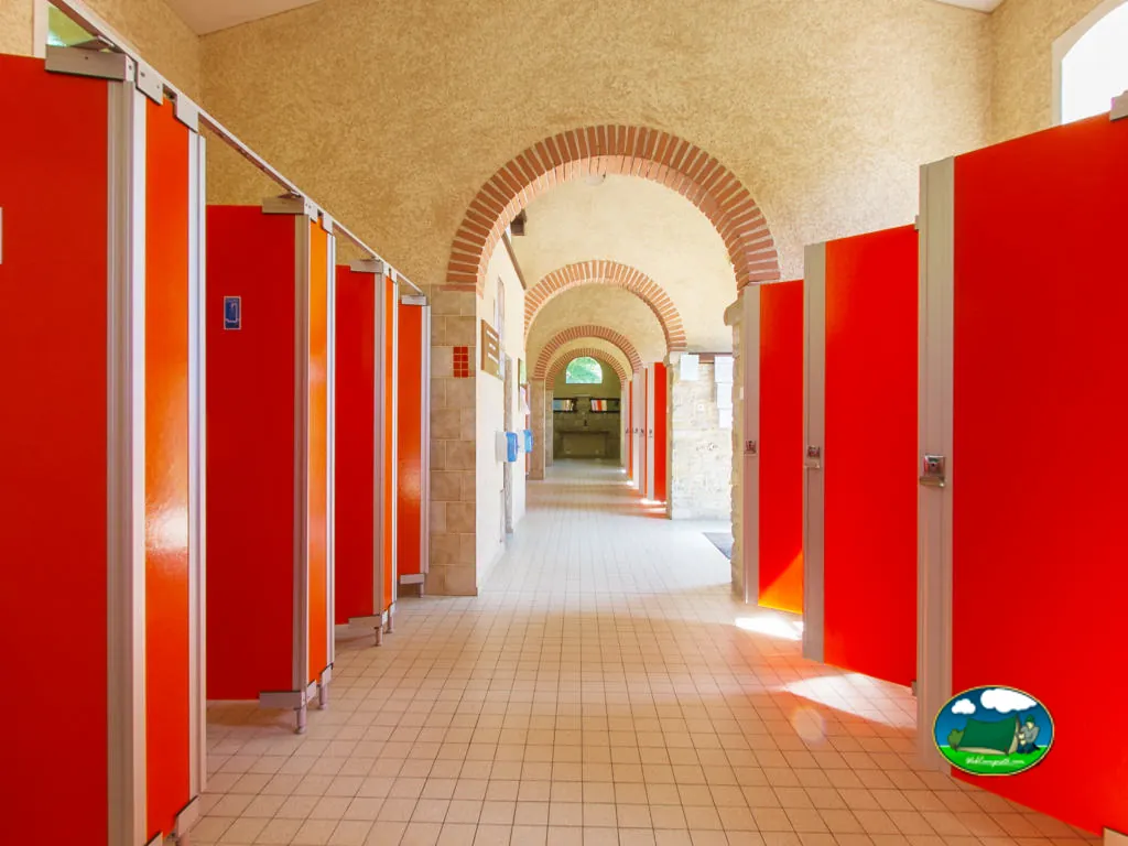 Pasillo de los sanitarios de Camping du Moulin de Julien, Livers-Cazelles