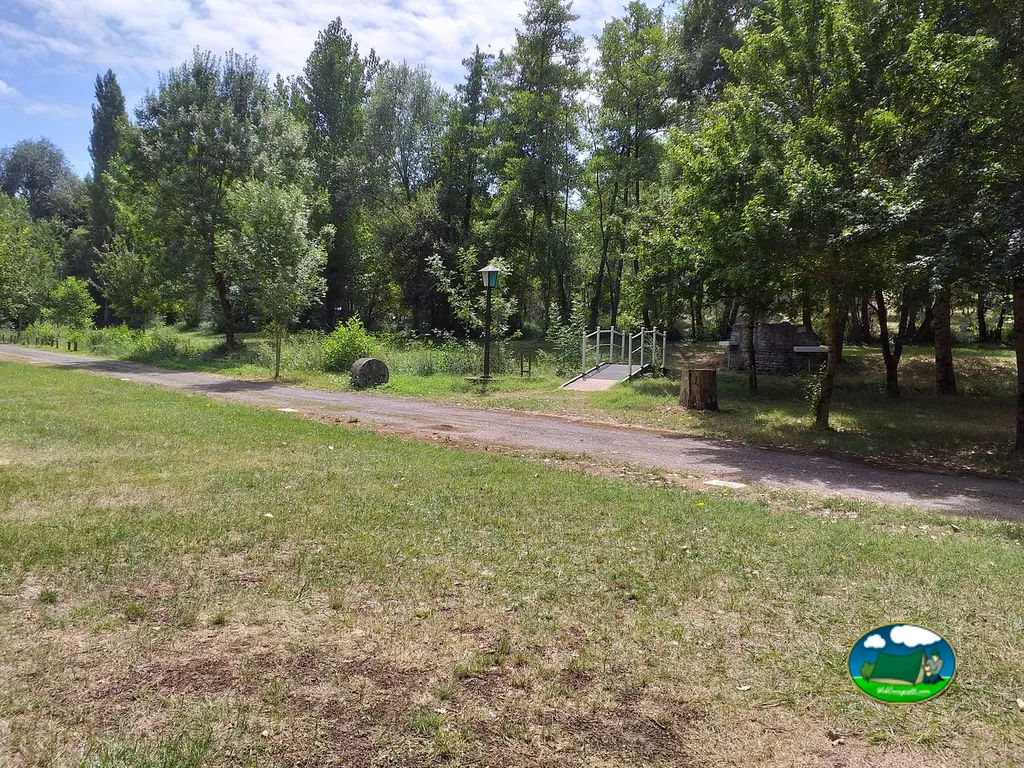 Parcelas entre árboles de Camping du Moulin de Julien, Livers-Cazelles