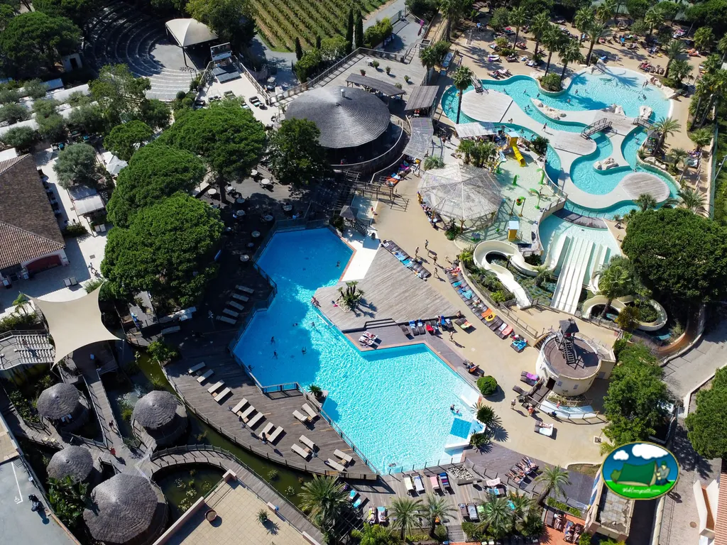 Piscina con toboganes