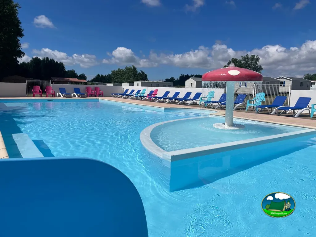 Piscina con juegos de agua