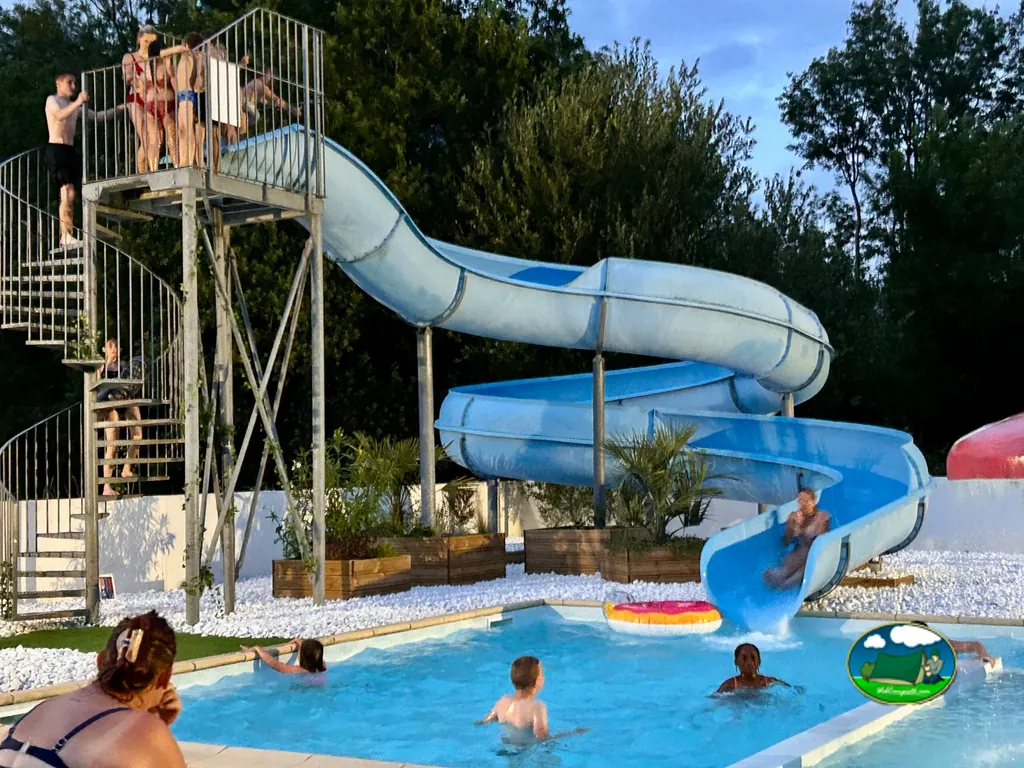 piscina con tobogán acuático