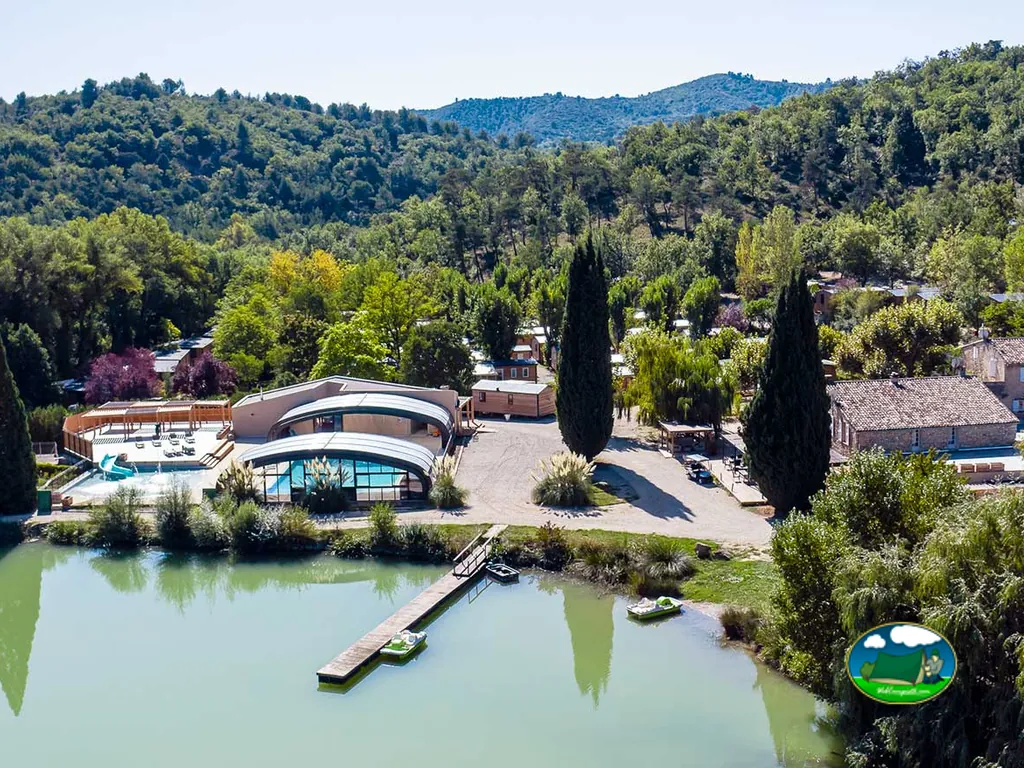Piscina junto al lago