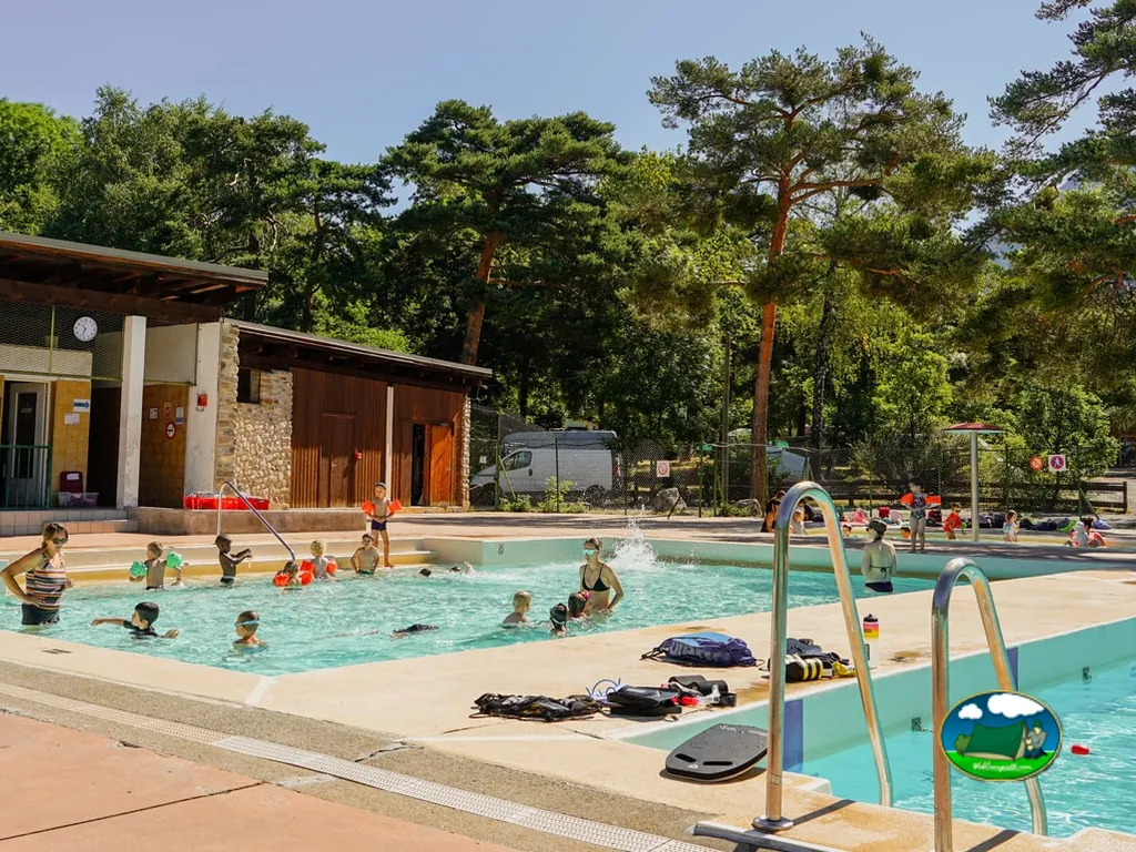 piscina con bañistas