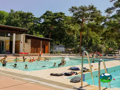 piscina con bañistas