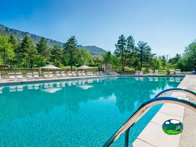 Piscina con a la montaña