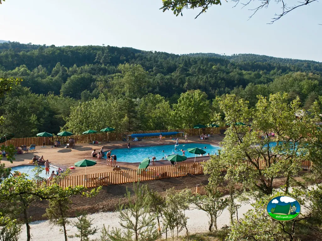 piscina entre árboles