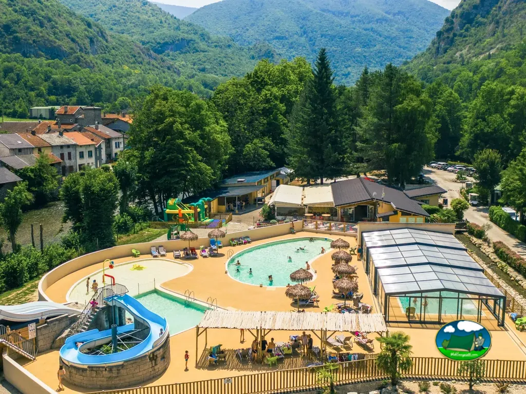 Piscina con a la montaña