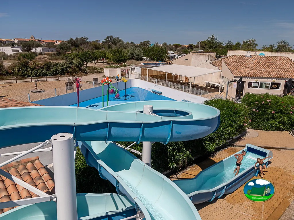 Piscina con toboganes