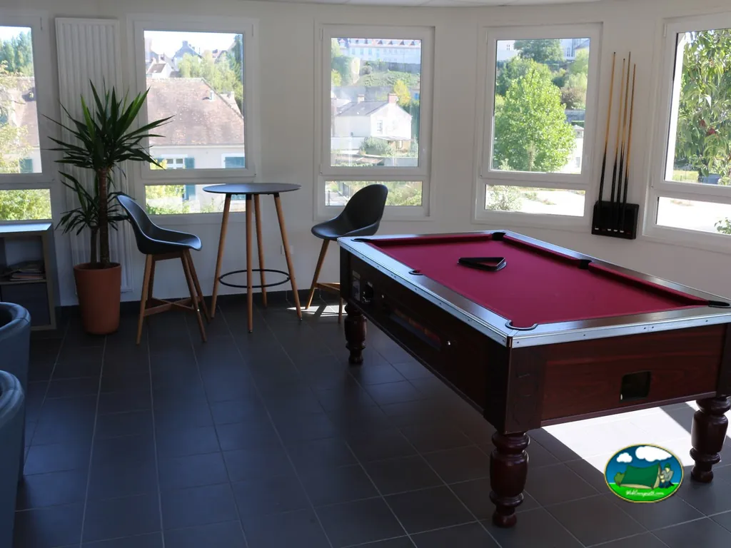 sala de juegos con billar