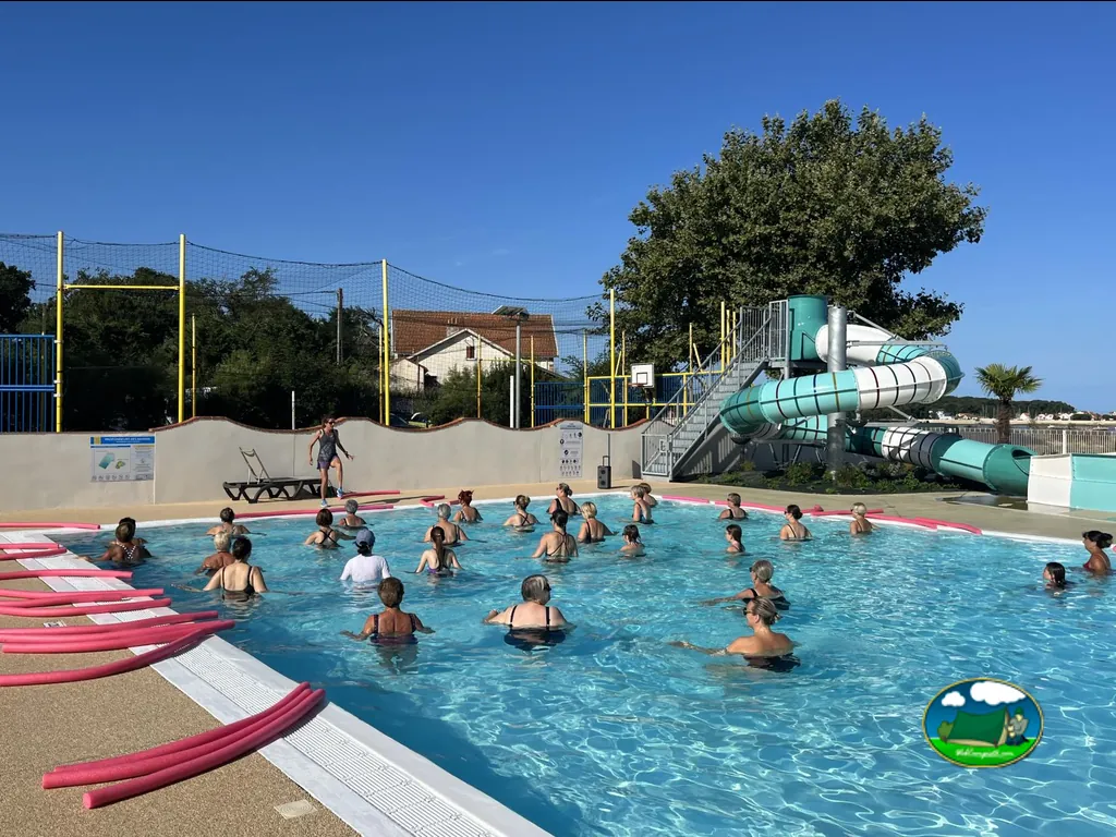 Piscina con tobogán acuático