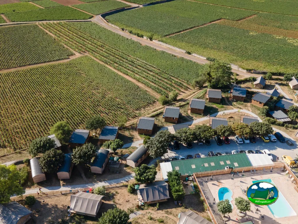 Piscina y bungalows