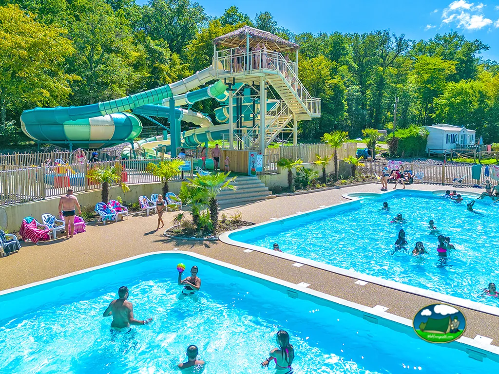 piscina con toboganes acuáticos