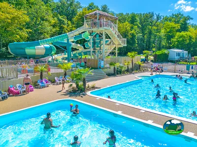 piscina con toboganes acuáticos