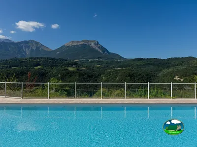 Piscina con a la montaña