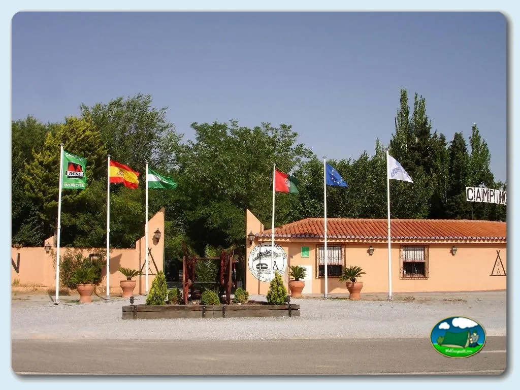 Recepción con banderas nacionales e internacionales del Camping Suspiro del Moro, Otura (Granada)