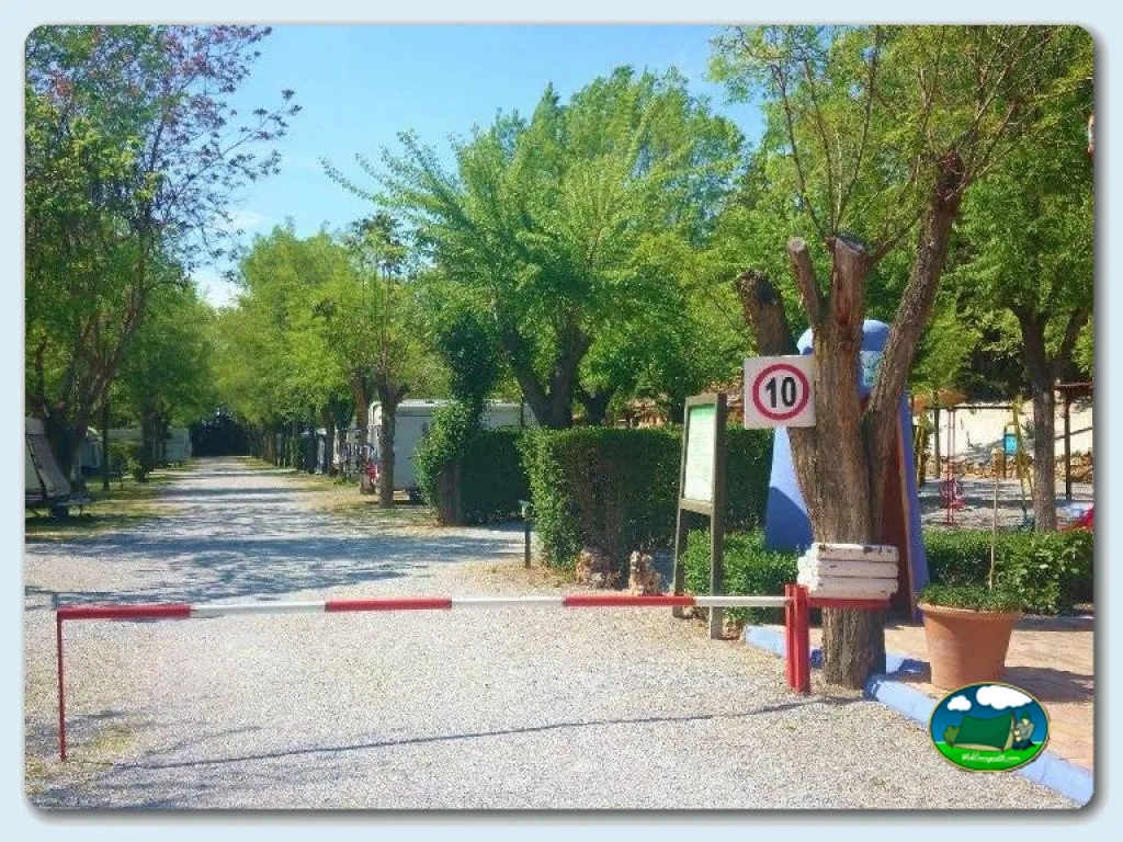 Parcela con valla y acceso limitado del Camping Suspiro del Moro, Otura (Granada)