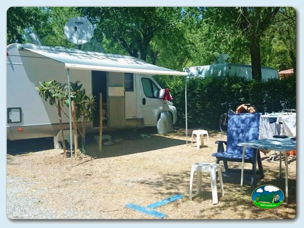 Mobil-home con toldo y parcela arbolada del Camping Suspiro del Moro, Otura (Granada)