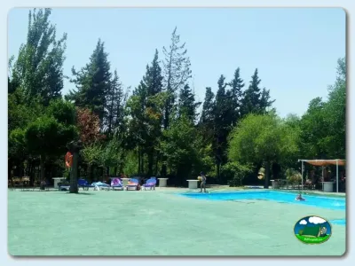 Piscina con vistas a la montaña y arboleda del Camping Suspiro del Moro, Otura (Granada)