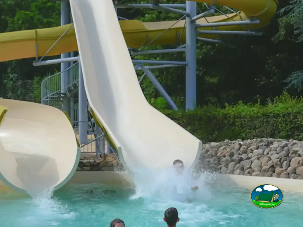 Piscina con toboganes acuáticos