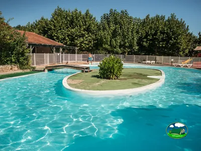 piscina con ajardinada