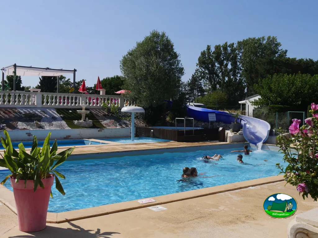 piscina con tobogán