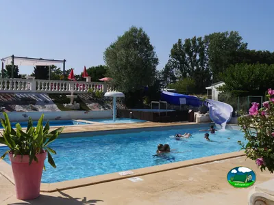 piscina con tobogán