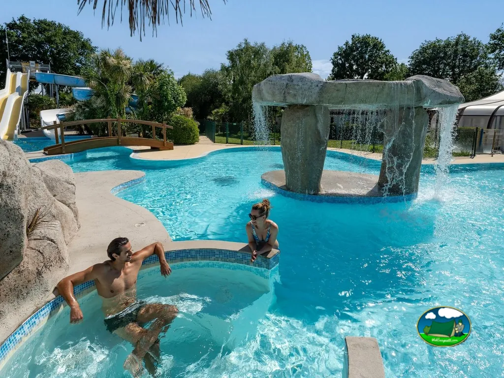 Piscina con toboganes