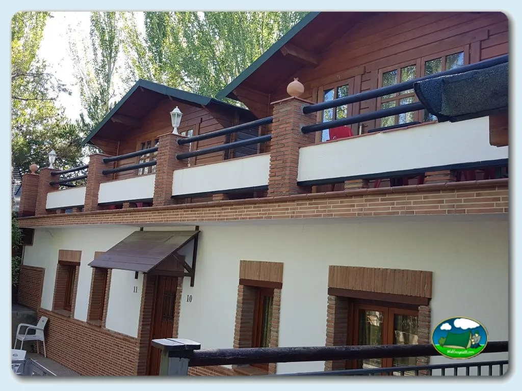 Bungalow de ladrillo y madera con terraza del Camping Ruta del Purche, Monachil (Granada)