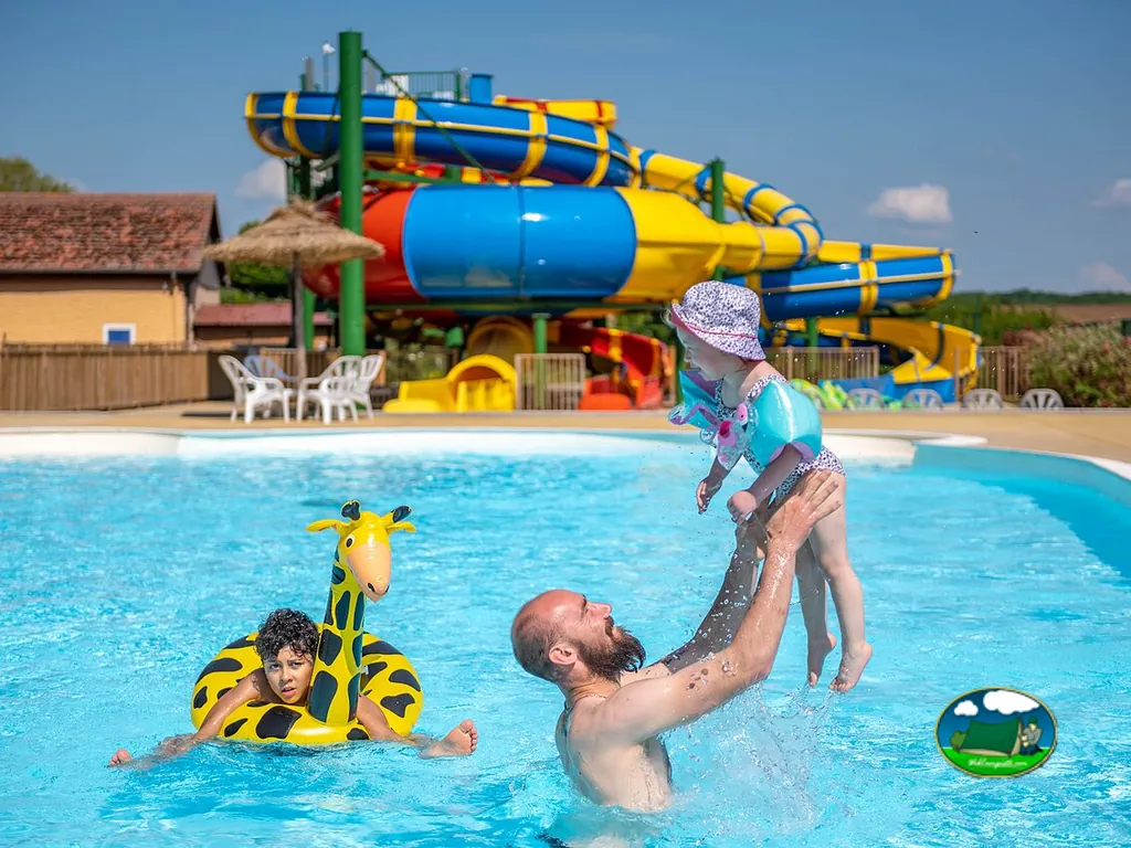 piscina con toboganes acuáticos
