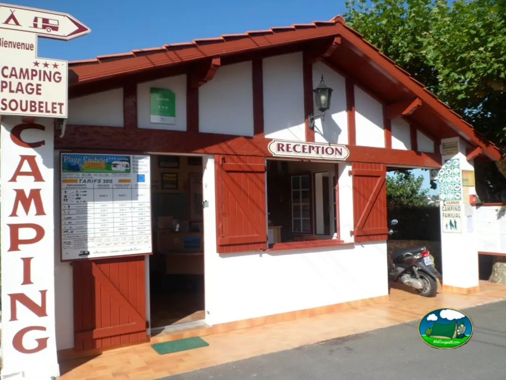 recepción con carteles