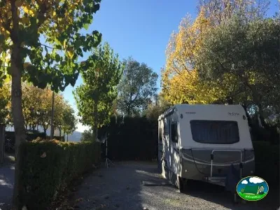 Parcela con autocaravana entre árboles otoñales del Camping Las Lomas, Güejar Sierra (Granada)