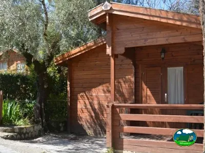 Cabaña de madera con terraza y vistas al jardín del Camping Las Lomas, Güejar Sierra (Granada)