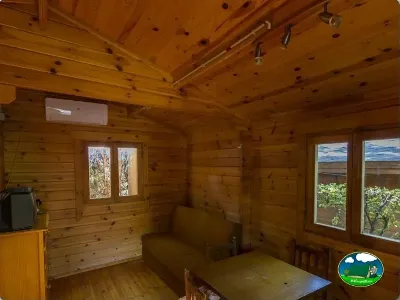 Cabaña de madera con vistas a la montaña del Camping Las Lomas, Güejar Sierra (Granada)