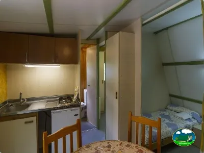 Mobil-home interior con cocina y dormitorio del Camping Las Lomas, Güejar Sierra (Granada)