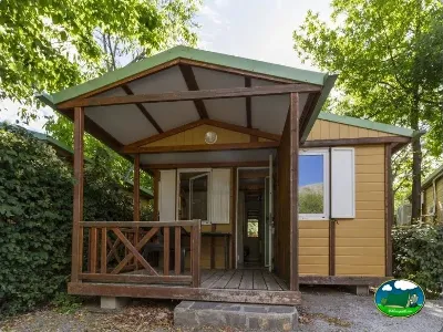Bungalow con porche y terraza arbolada del Camping Las Lomas, Güejar Sierra (Granada)