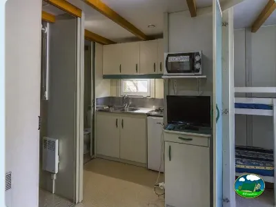 Mobil-home interior cocina y sala del Camping Las Lomas, Güejar Sierra (Granada)