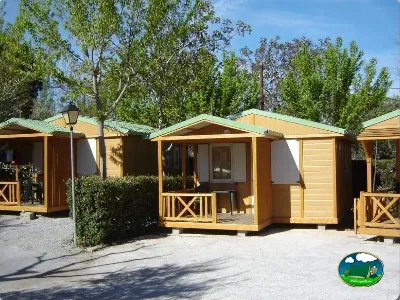 Bungalow de madera con porche y terraza del Camping Las Lomas, Güejar Sierra (Granada)