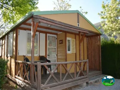 Mobil-home con terraza y vistas a la montaña del Camping Las Lomas, Güejar Sierra (Granada)