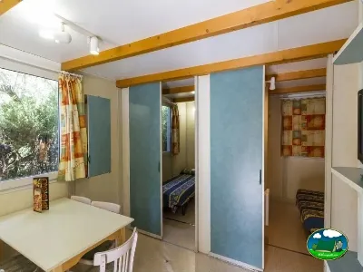 Mobil-home interior con zona de estar y dormitorios del Camping Las Lomas, Güejar Sierra (Granada)