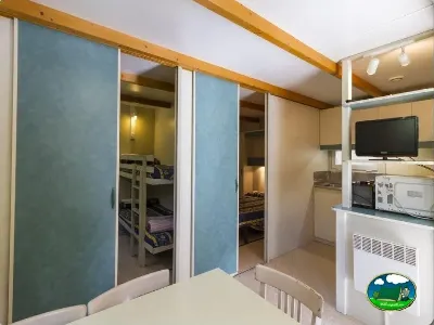 Mobil-home interior con dormitorio y cocina equipada del Camping Las Lomas, Güejar Sierra (Granada)