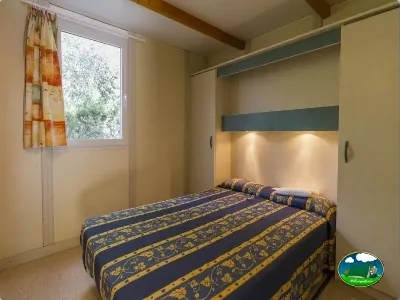 Mobil-home interior dormitorio con cama del Camping Las Lomas, Güejar Sierra (Granada)